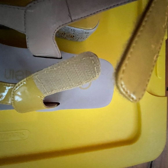 Brilliant Yellow Patent Leather Platform Sandals Never Worn Calvin Klein - Picture 2 of 7